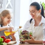 Ourokhome Salad Spinner Lettuce Dryer, Hand-crank Rotary Vegetable Dryer Veggie Washer with Transparent Bowl and Colander for Greens, Herb, Berry, Fruits, Macaroni, 2.8 QT, White - Image 10