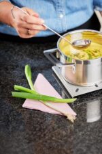 Rosle 10009 Stainless Steel Hooked Handle Ladle with Pouring Rim Serving Spoon - Image 4