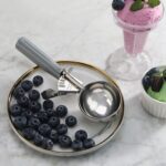 New Star Foodservice 34769 Commercial-Grade Thumb Press Food Disher/Ice Cream Scoop, 18/8 Stainless Steel, 4 oz, Size 8, Grey - Image 5